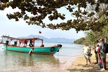 Khách quốc tế tham quan, nghỉ dưỡng tại Koh Tunsay (Đảo Thỏ) ở ngoài khơi biển Kep, phía tây nam Campuchia. (Ảnh: Huỳnh Thảo/TTXVN)
