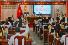 Các đại biểu biểu quyết thông qua các nghị quyết tại kỳ họp.
