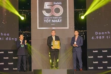 Ông Quảng Văn Viết Cương, Phó Tổng Giám đốc Becamex IDC nhận vinh danh “Top 50 công ty niêm yết tốt nhất năm 2022”.