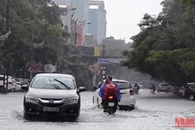 Mưa to gây ngập nước cục bộ điểm đường nội thị trước cổng trường THPT Đào Duy Từ và THCS Trần Mai Ninh, thành phố Thanh Hóa.