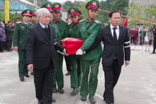 Đồng chí Đỗ Văn Chiến, Chủ tịch Ủy ban Trung ương Mặt trận Tổ quốc Việt Nam (trái) cùng đồng chí Nguyễn Phi Long, Bí thư Tỉnh ủy Hòa Bình (phải) tại Lễ truy điệu và an táng.