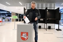 Cử tri bỏ phiếu trong cuộc bầu cử Quốc hội tại điểm bầu cử ở Vilnius, Litva, ngày 13/10. (Ảnh: THX/TTXVN)
