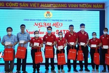 Đại diện Ban tổ chức chương trình tặng quà đến đoàn viên, người lao động.
