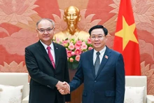 Chủ tịch Quốc hội Vương Đình Huệ và Phó Chủ tịch thứ nhất Thượng viện Thái Lan Singsuk Singpai tại buổi tiếp.