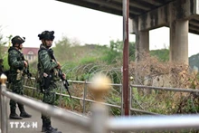 Binh sĩ Thái Lan gác gần cửa khẩu Tak ở huyện Mae Sot, biên giới với Myanmar ngày 10/4/2024. (Ảnh: AFP/TTXVN)