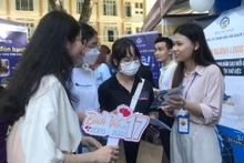 Sinh viên tìm hiểu thông tin việc làm tại ngày hội.