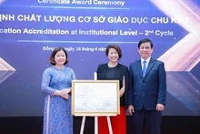Lãnh đạo Trung tâm Kiểm định chất lượng giáo dục Đại học Quốc gia Thành phố Hồ Chí Minh trao chứng nhận đạt chuẩn kiểm định chất lượng chu kỳ 2 cho Trường đại học Lạc Hồng.