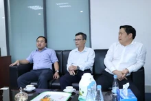Phó Cục trưởng Cục Thuế Đồng Nai Đậu Đức Anh (bên trái) cùng cán bộ đơn vị làm việc với phóng viên Báo Nhân Dân về vụ việc.