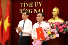 Bí thư Tỉnh ủy Đồng Nai Nguyễn Hồng Lĩnh trao quyết định và tặng hoa chúc mừng đồng chí Hồ Văn Nam.