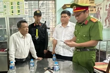 Cơ quan Cảnh sát điều tra Công an thành phố Biên Hòa đọc lệnh khởi tố bị can đối với Nguyễn Văn Nhuần.