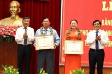 Hai cá nhân vinh dự đón nhận Bằng khen của Thủ tướng Chính phủ. 