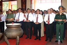 Các đồng chí lãnh đạo chủ chốt tỉnh Đồng Nai dâng hương tưởng nhớ công lao vĩ đại của Chủ tịch Hồ Chí Minh.