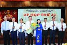 Lãnh đạo tỉnh Đồng Nai tặng hoa chúc mừng tân Phó Chủ tịch Ủy ban nhân dân tỉnh Dương Minh Dũng.