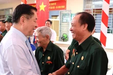 Đồng chí Nguyễn Trọng Nghĩa cùng người dân ấp Tân Bắc, xã Bình Minh, huyện Trảng Bom, tỉnh Đồng Nai.
