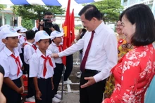 Bí thư Tỉnh ủy Đồng Nai Nguyễn Hồng Lĩnh động viên học sinh Trường trung học cơ sở Hiệp Hòa tại Lễ khai giảng. 
