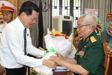 Bí thư Tỉnh ủy Đồng Nai Nguyễn Hồng Lĩnh tặng hoa Anh hùng lực lượng vũ trang nhân dân.