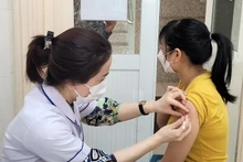 Nhân viên y tế tỉnh Đồng Nai tiêm vaccine phòng bệnh dại cho người dân. (Ảnh minh họa)