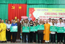 Ban Tổ chức chương trình trao biểu trưng quà tặng cho người dân.