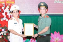 Thứ trưởng Công an Phạm Thế Tùng trao quyết định cho tân Giám đốc Công an tỉnh Đồng Nai Nguyễn Đức Hải.