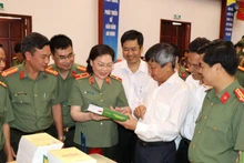 Các đại biểu tham quan gian trưng bày sách.