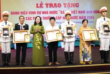 Phó Chủ tịch nước Võ Thị Ánh Xuân đã trao truy tặng danh hiệu Bà mẹ Việt Nam Anh hùng cho thân nhân 3 quý mẹ.
