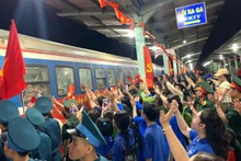 Đông đảo cán bộ, người dân tỉnh Đồng Nai tiễn cán bộ, chiến sĩ hành quân bằng tàu hỏa về lại đơn vị.