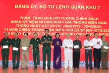Trung tướng Nguyễn Trường Thắng, Tư lệnh Quân khu 7 và Phó Chủ tịch Ủy ban nhân dân tỉnh Đồng Nai Nguyễn Thị Hoàng với các gia đình chính sách.