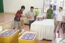 Thu giữ tang vật là các hộp pháo nổ.
