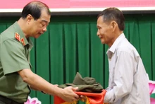 Thiếu tướng Lê Hồng Hiệp, Phó Cục trưởng Cục Công tác chính trị tiếp nhận kỷ vật của liệt sĩ Trần Nguyên Hiện.