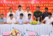 Lãnh đạo Bộ Xây dựng và tỉnh Đồng Nai chứng kiến đại diện các đơn vị tham gia ký kết.