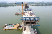 Vướng mặt bằng phía đầu cầu Đồng Nai khiến cầu Nhơn Trạch trên tuyến đường Vành đai 3 Thành phố Hồ Chí Minh bị ảnh hưởng tiến độ.
