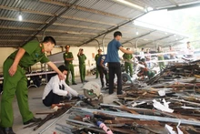 Công an tỉnh Đồng Nai trong một lần tiêu hủy vũ khí, công cụ hỗ trợ.