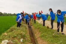 Các đoàn viên thanh niên tham gia vệ sinh môi trường, nạo vét kênh mương. (Ảnh: Thanh Lê)