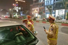 Kiểm tra nồng độ cồn. Ảnh Quang Đại
