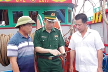Bộ đội Biên phòng Nghệ An trực tiếp lên từng tàu cá để tuyên truyền chống khai thác thuỷ hải sản bất hợp pháp.