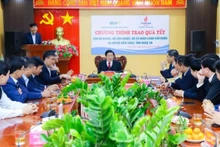 Đồng chí Phan Đình Trạc, Trưởng Ban Nội chính Trung ương dự Chương trình trao quà Tết cho người nghèo huyện Diễn Châu.