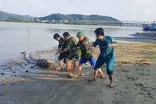 Lực lượng chức năng tiến hành trục vớt và tiêu hủy thành công quả bom. (Ảnh: Trọng Kiên)