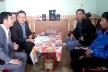 Ủy ban Mặt trận Tổ quốc huyện Nghi Lộc thăm hỏi, động viên các công nhân bị nhiễm bụi phổi. (Ảnh: CSCC)