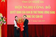Bí thư Tỉnh ủy Nghệ An Nguyễn Đức Trung trao Quyết định của Ban Bí thư Trung ương Đảng chuẩn y chức vụ Phó Bí thư Tỉnh ủy Nghệ An (nhiệm kỳ 2020-2025) cho đồng chí Võ Thị Minh Sinh. 