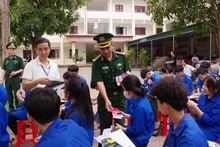 Ban tổ chức phát tờ rơi tuyên truyền cho học sinh Con Cuông.