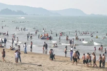 Bãi cát thoải, trắng mịn, nước biển trong xanh như níu du khách ở lại với biển Cửa Lò.