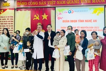 Đoàn đại biểu Quốc hội và Nhóm nữ đại biểu Quốc hội, Hội đồng nhân dân tỉnh Nghệ An trao quà Tết cho bệnh nhân đang điều trị tại Bệnh viện Sản Nhi Nghệ An. (Ảnh: Mai Hoa)