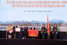 Bí thư Tỉnh ủy Nghệ An Thái Thanh Quý trao Huân chương Lao động hạng Nhì của Chủ tịch nước và tặng Bức trướng “60 năm hình thành, xây dựng, đổi mới và phát triển” của Tỉnh ủy-Hội đồng nhân dân-Ủy ban nhân dân-Ủy ban Mặt trận Tổ quốc tỉnh cho Đảng bộ và nhân dân huyện Quỳ Hợp.