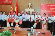 Lãnh đạo tỉnh Bà Rịa-Vũng Tàu trao Quyết định và tặng hoa chúc mừng 5 cán bộ lãnh đạo, quản lý được điều động, bổ nhiệm.