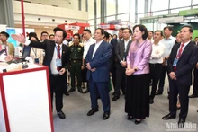 Thủ tướng Phạm Minh Chính tham quan trưng bày về ứng dụng chuyển đổi số trong lĩnh vực ngân hàng.