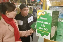 Người tiêu dùng tiếp cận đặc sản vùng miền tại Hội chợ nông sản Hà Nội do HPA tổ chức. (Ảnh: Hoài Nam)