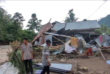 Ngôi nhà bị phá hủy sau những trận mưa lớn tại Pesisir Selatan, Tây Sumatra, Indonesia, ngày 10/3/2024. (Ảnh minh họa: AFP/TTXVN)