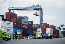 Bốc xếp container hàng hóa tại cảng Cát Lái (TP Hồ Chí Minh). (Ảnh minh họa: Hồng Đạt/TTXVN)
