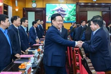 Chủ tịch Quốc hội Vương Đình Huệ với các đồng chí Ban Thường vụ Tỉnh ủy Thái Bình.