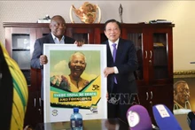 Chủ tịch đảng ANC, Tổng thống Nam Phi Cyril Ramaphosa (trái) tặng quà lưu niệm đồng chí Phan Đình Trạc tại trụ sở đảng. (Ảnh: TTXVN)